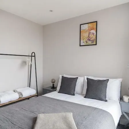 Fantastic 3 Bedroom Manchester Apartment-3